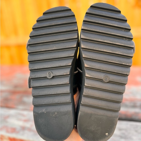 STEVE MADDEN NYC Lug Sole Two Band Sandals - Picture 6 of 10